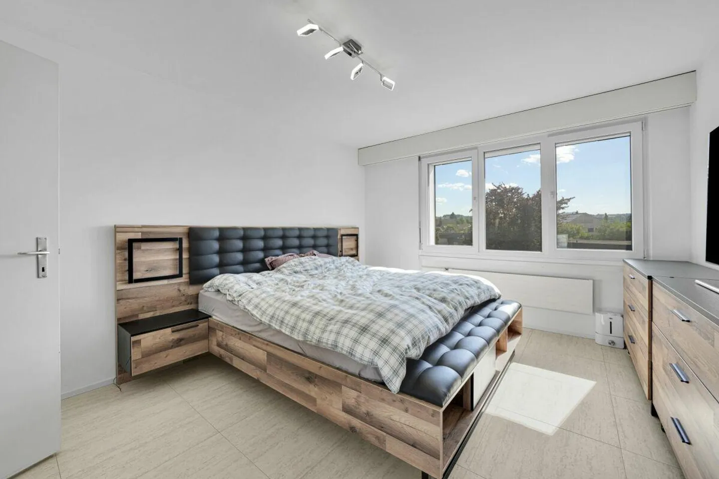 Modernized 3.5-room apartment in a central location - Photo 6 of 10
