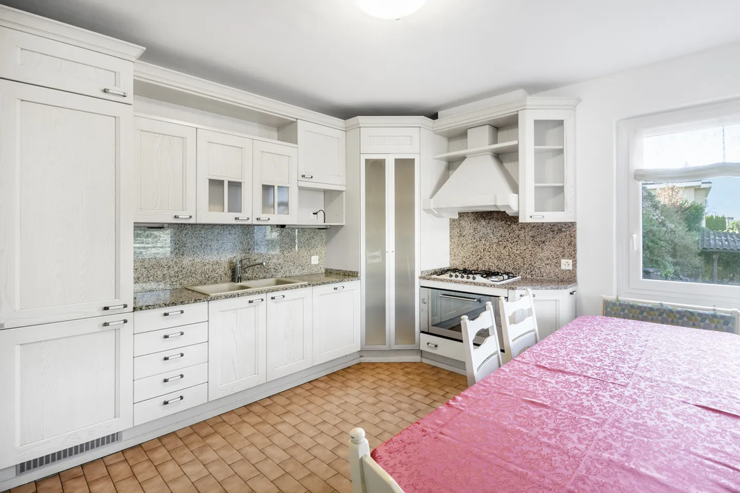 Charme e spazio: casa rinnovata in comoda posizione - Foto 5 di 10