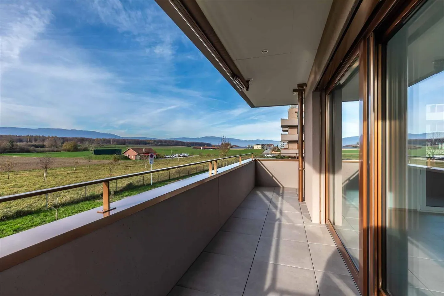 Bellissimo appartamento recente con balcone e vista sulla campagna - Foto 2 di 5