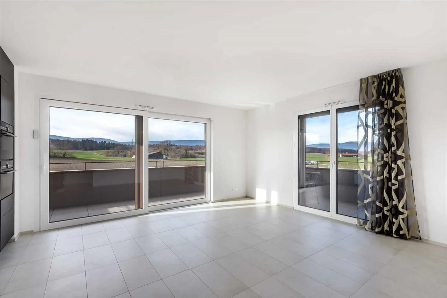 Bellissimo appartamento recente con balcone e vista sulla campagna - Foto 3 di 5