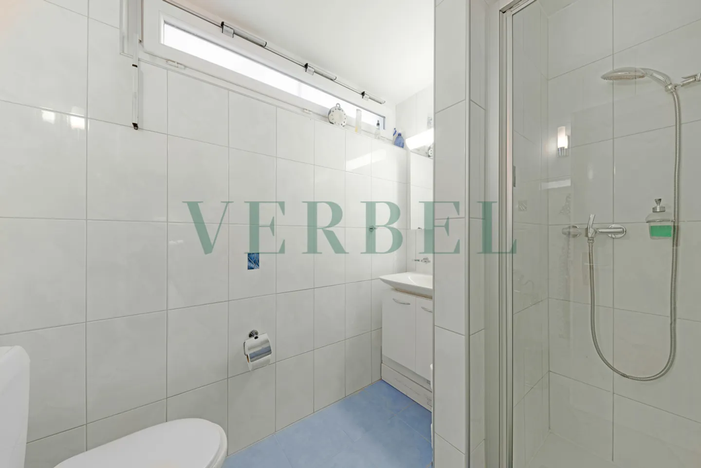 Spacious Semi-Detached House - Photo 4 of 11