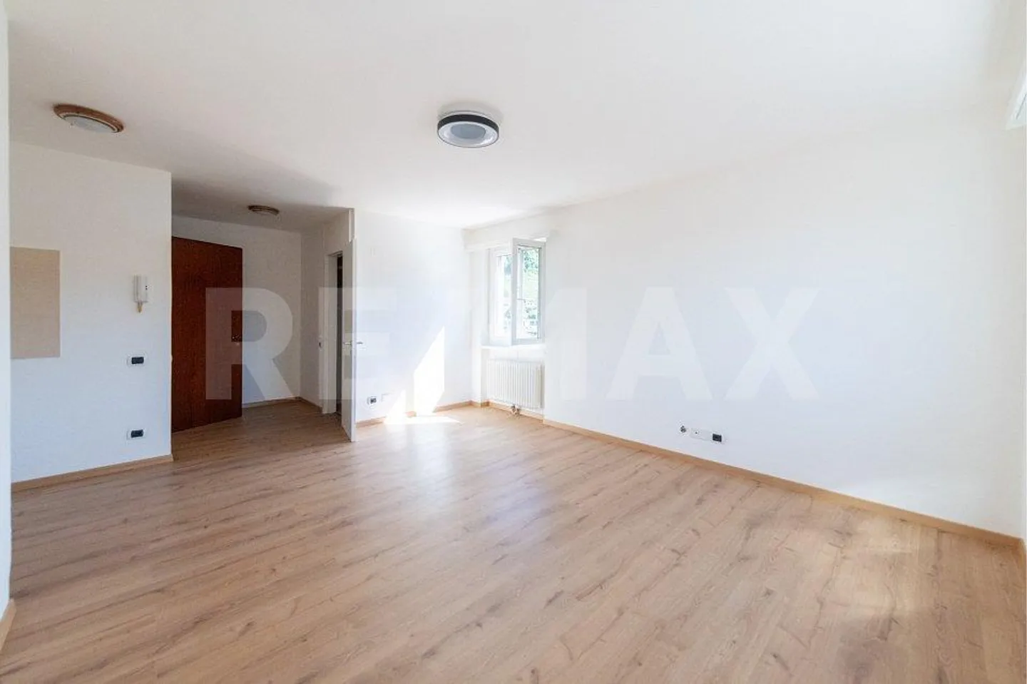 Studio on the top floor with parking space - Photo 3 of 10