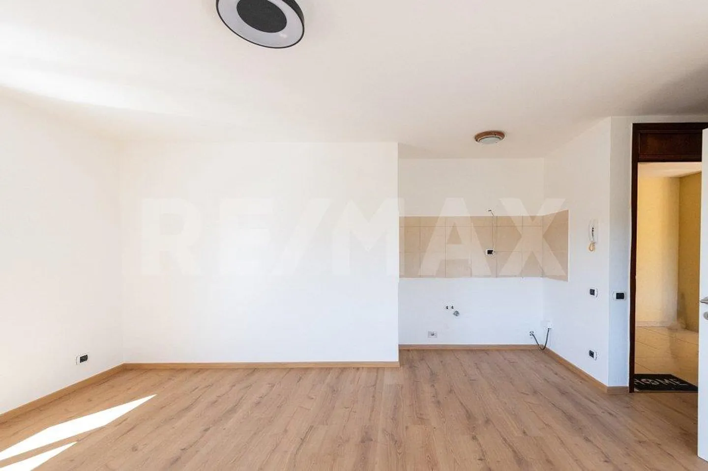 Studio on the top floor with parking space - Photo 4 of 10