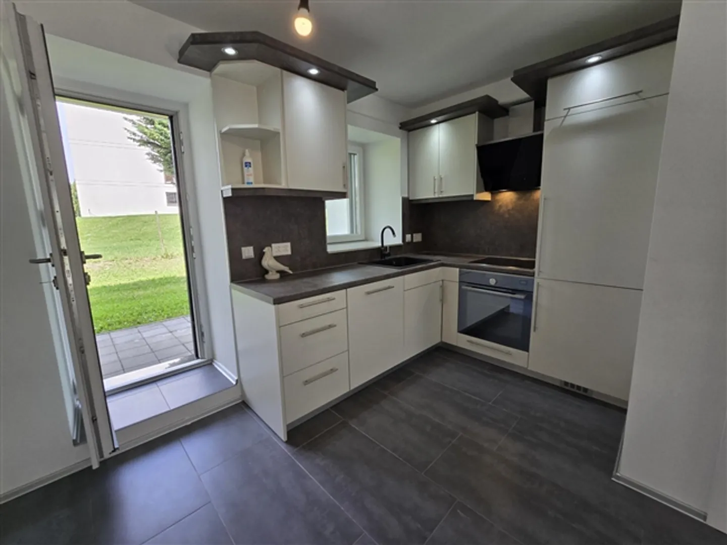 Charmante Maisonette de 3,5 pièces au niveau du jardin + parking inclus - Photo 3 sur 5