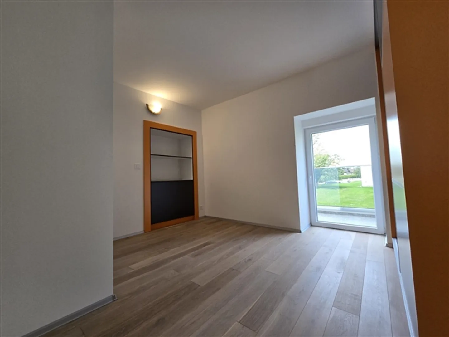 Charmante Maisonette de 3,5 pièces au niveau du jardin + parking inclus - Photo 4 sur 5