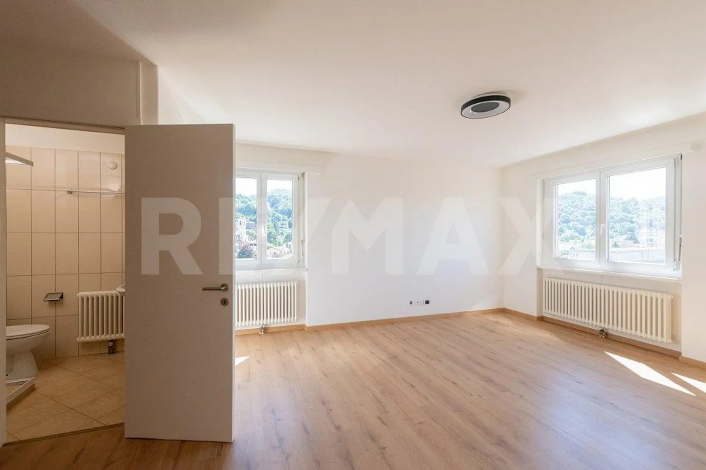 Studio on the top floor with parking space - Photo 5 of 10