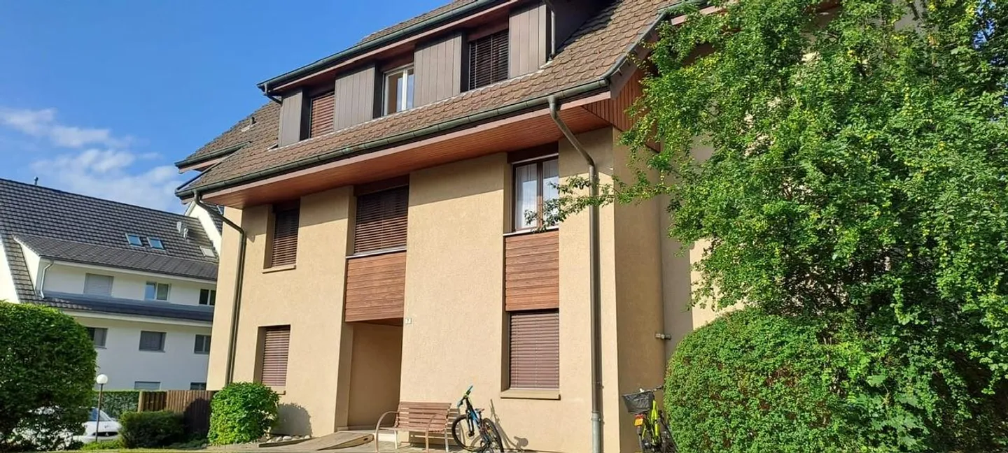 Bright and spacious 4.5-room apartment with balcony in greenery - Photo 1 of 8