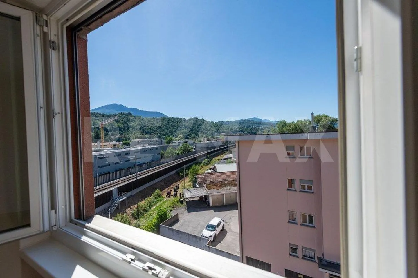 Studio on the top floor with parking space - Photo 8 of 10