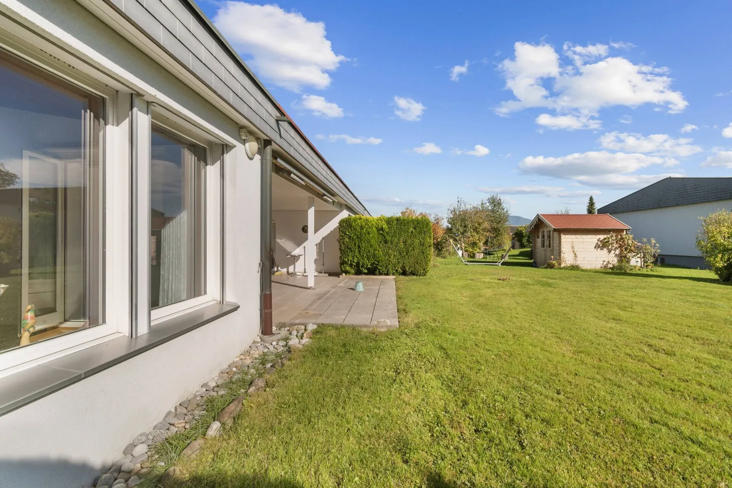 Charming 5 1/2-Room Corner House in Bungalow Style in Preferred Residential Area - Photo 4 of 27