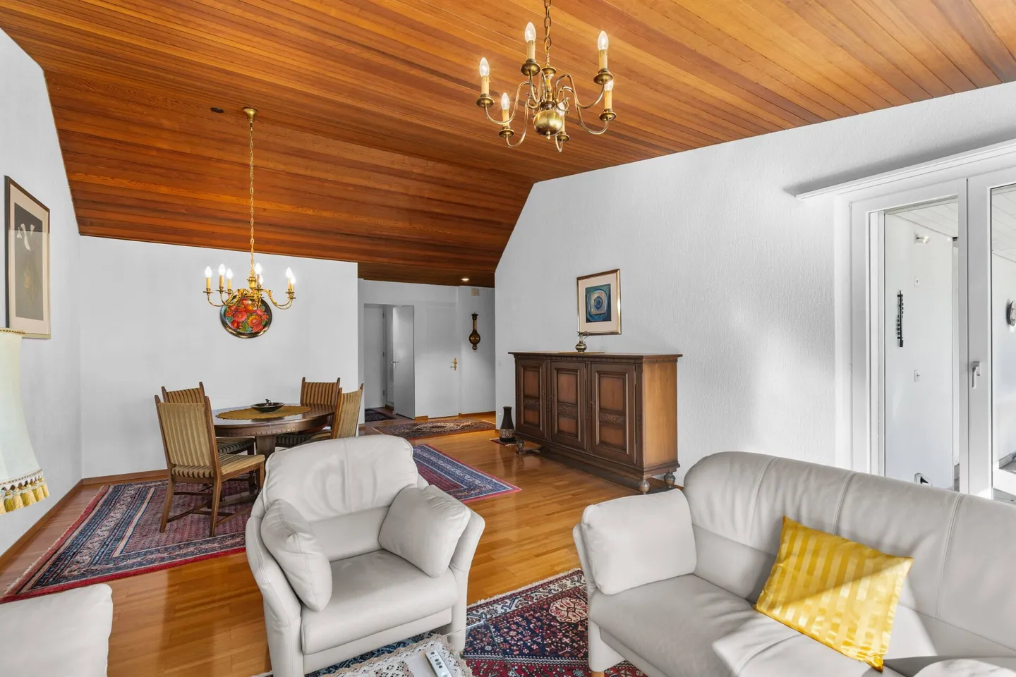 Charming 5 1/2-Room Corner House in Bungalow Style in Preferred Residential Area - Photo 11 of 27