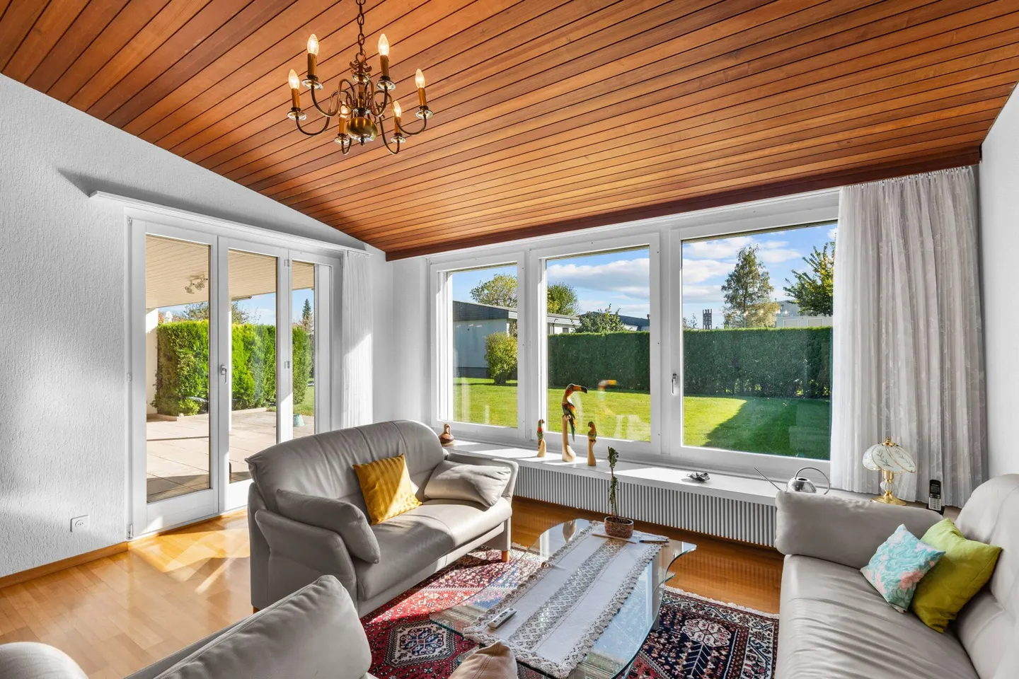 Charming 5 1/2-Room Corner House in Bungalow Style in Preferred Residential Area - Photo 12 of 27