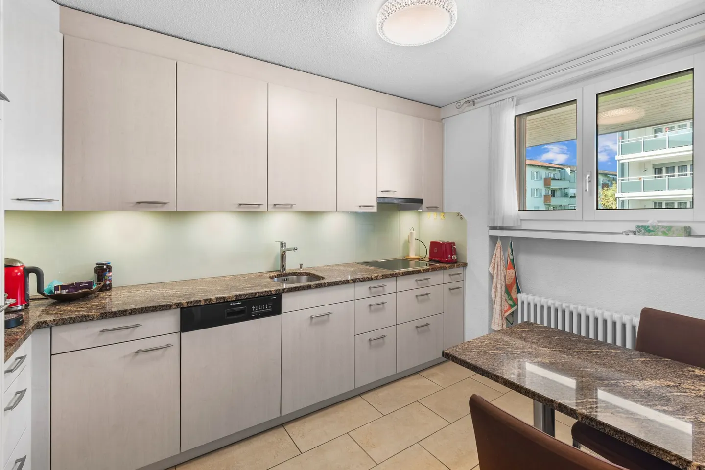 Charming 5 1/2-Room Corner House in Bungalow Style in Preferred Residential Area - Photo 16 of 27