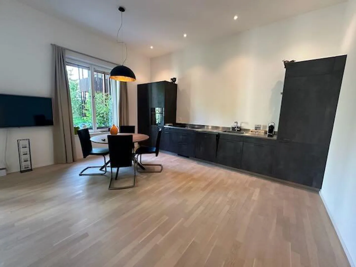 Loft Feeling: Exclusive 2.5-Room Garden Bijou with 3.5m Ceiling Height - Photo 2 of 19