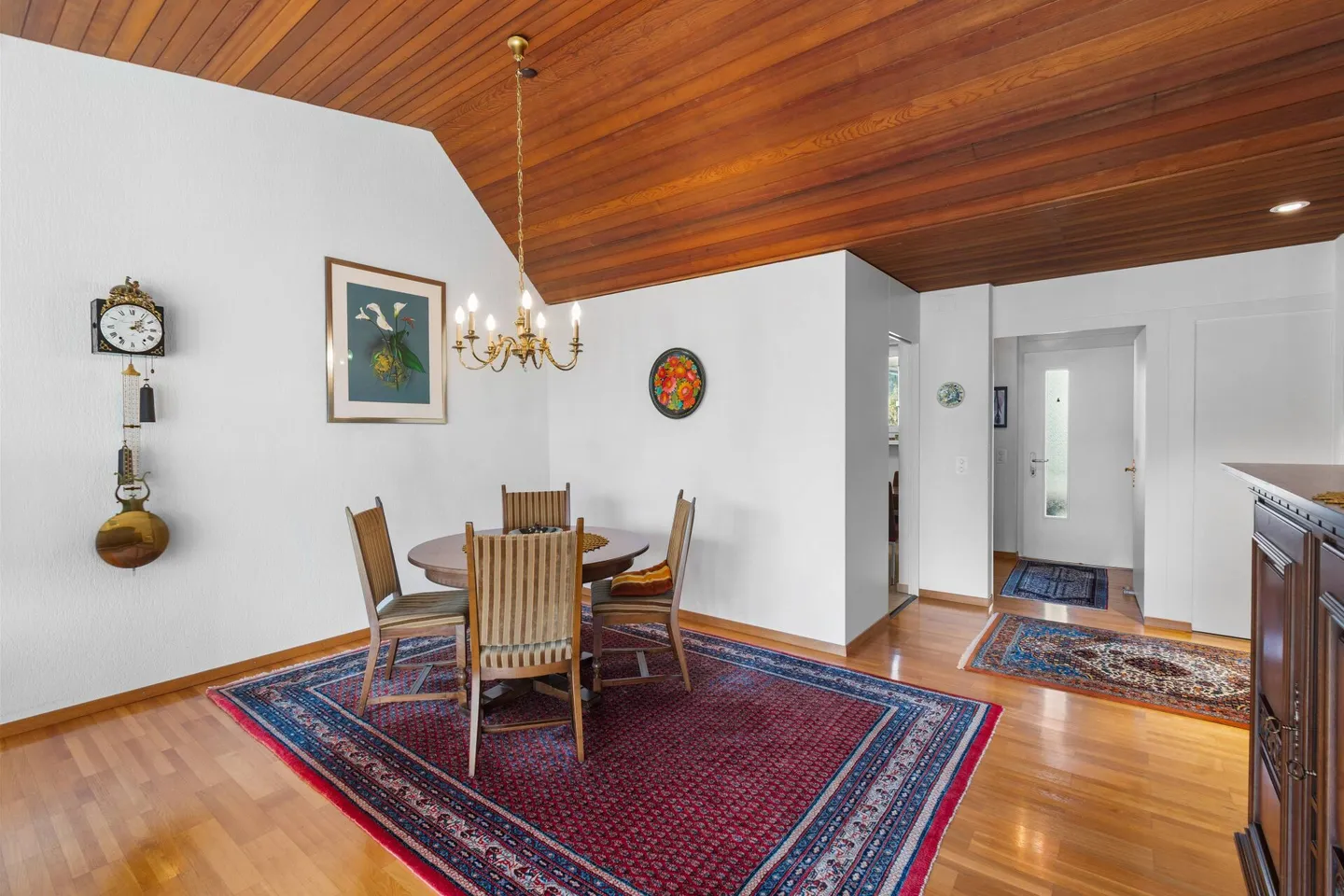 Charming 5 1/2-Room Corner House in Bungalow Style in Preferred Residential Area - Photo 9 of 27