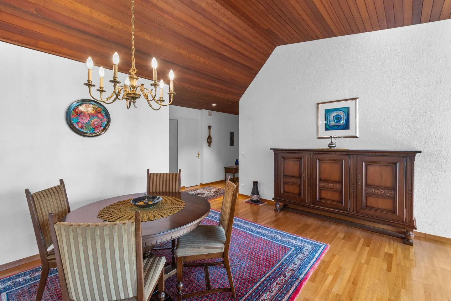 Charming 5 1/2-Room Corner House in Bungalow Style in Preferred Residential Area - Photo 10 of 27