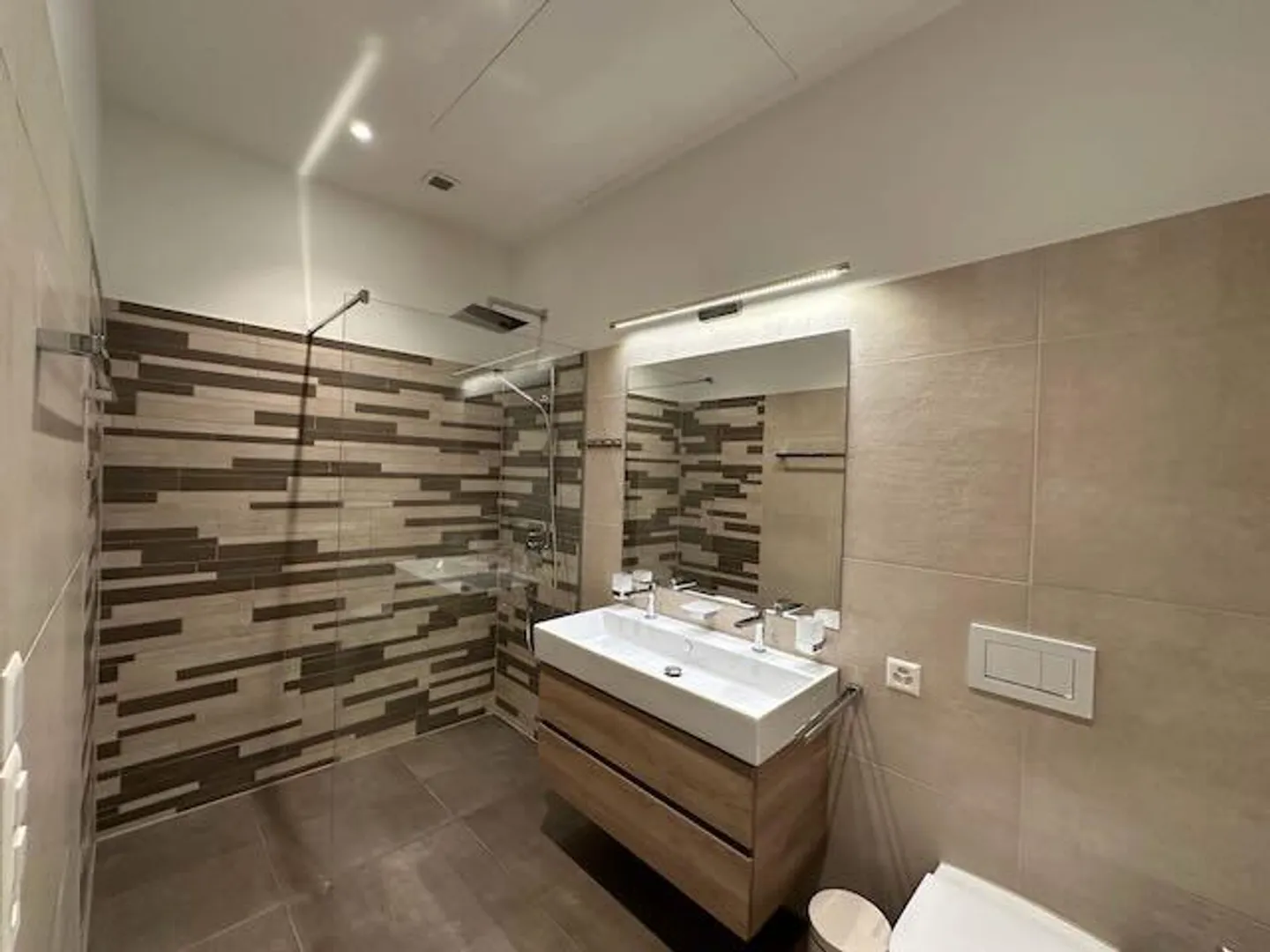 Loft Feeling: Exclusive 2.5-Room Garden Bijou with 3.5m Ceiling Height - Photo 18 of 19