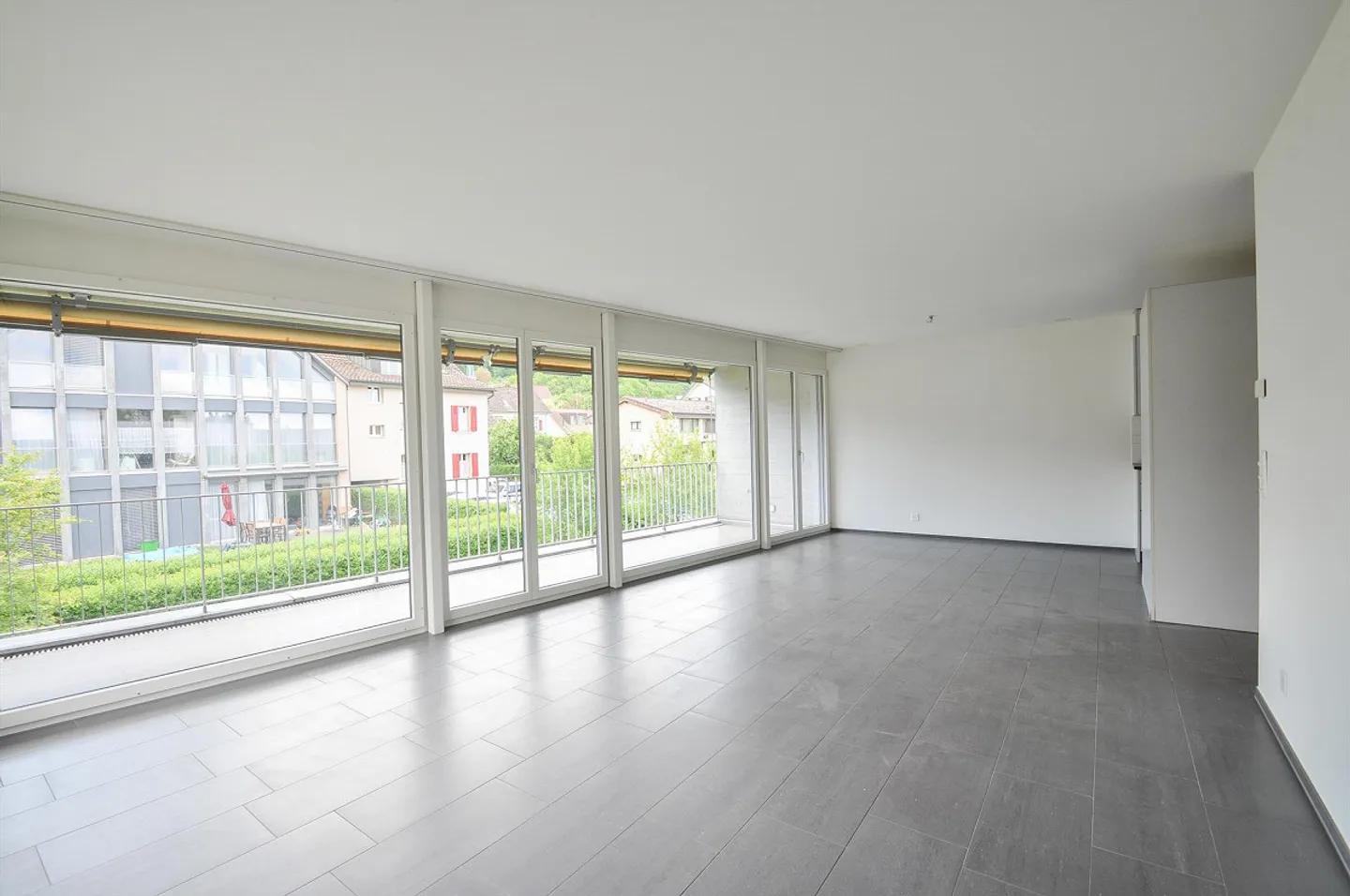 Appartement moderne de 4 pièces au rez-de-chaussée avec espace jardin - Photo 2 sur 12