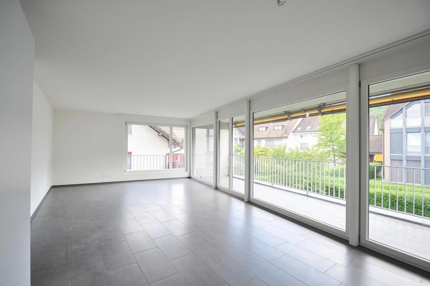 Appartement moderne de 4 pièces au rez-de-chaussée avec espace jardin - Photo 3 sur 12