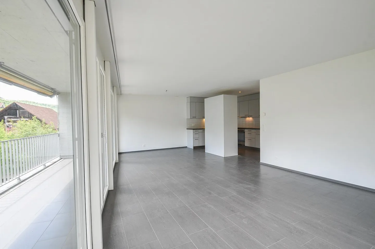 Appartement moderne de 4 pièces au rez-de-chaussée avec espace jardin - Photo 4 sur 12