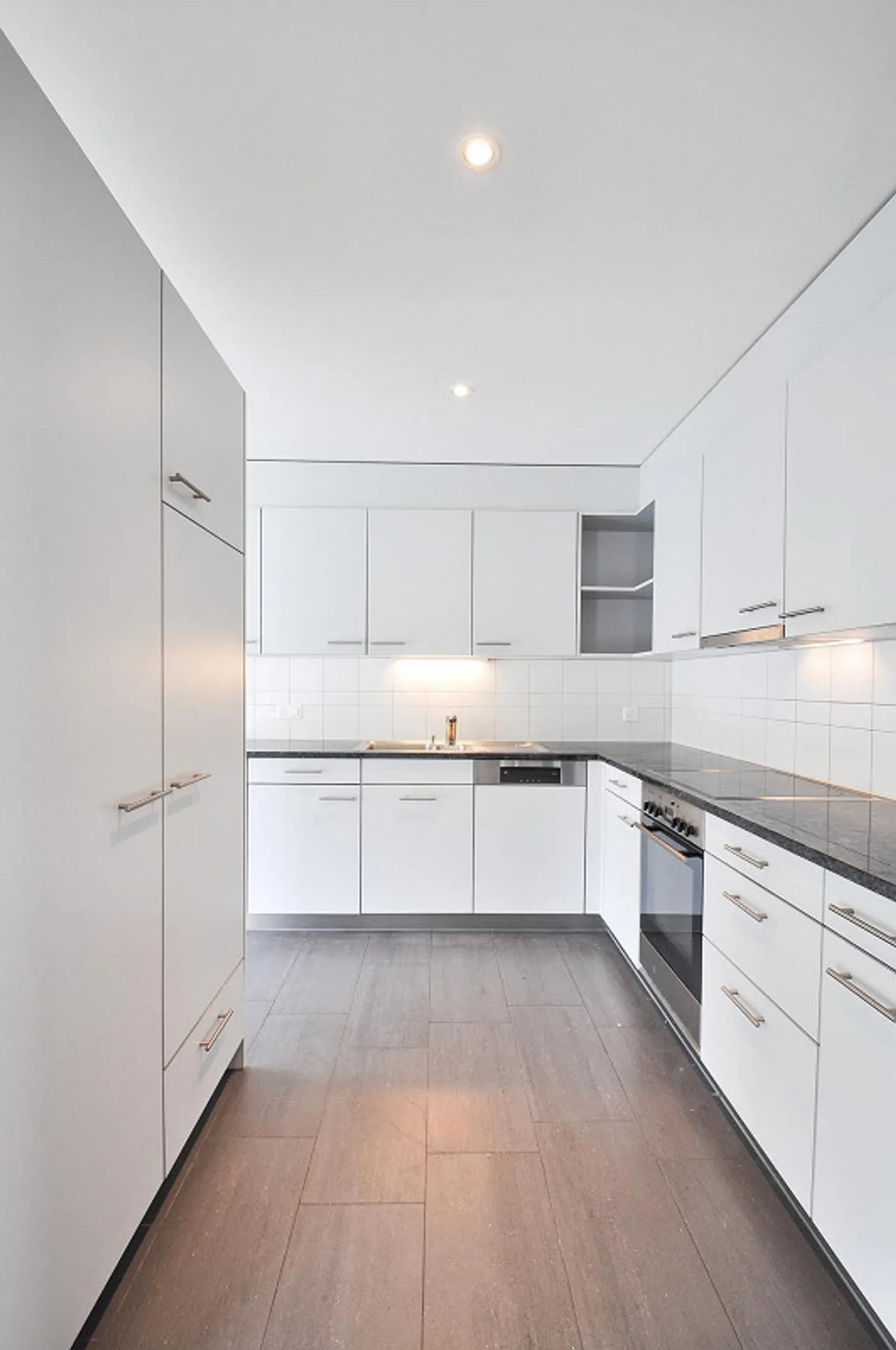 Appartement moderne de 4 pièces au rez-de-chaussée avec espace jardin - Photo 5 sur 12