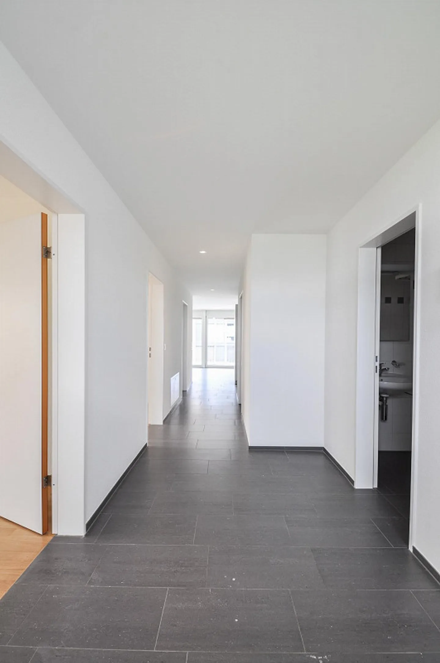 Appartement moderne de 4 pièces au rez-de-chaussée avec espace jardin - Photo 6 sur 12