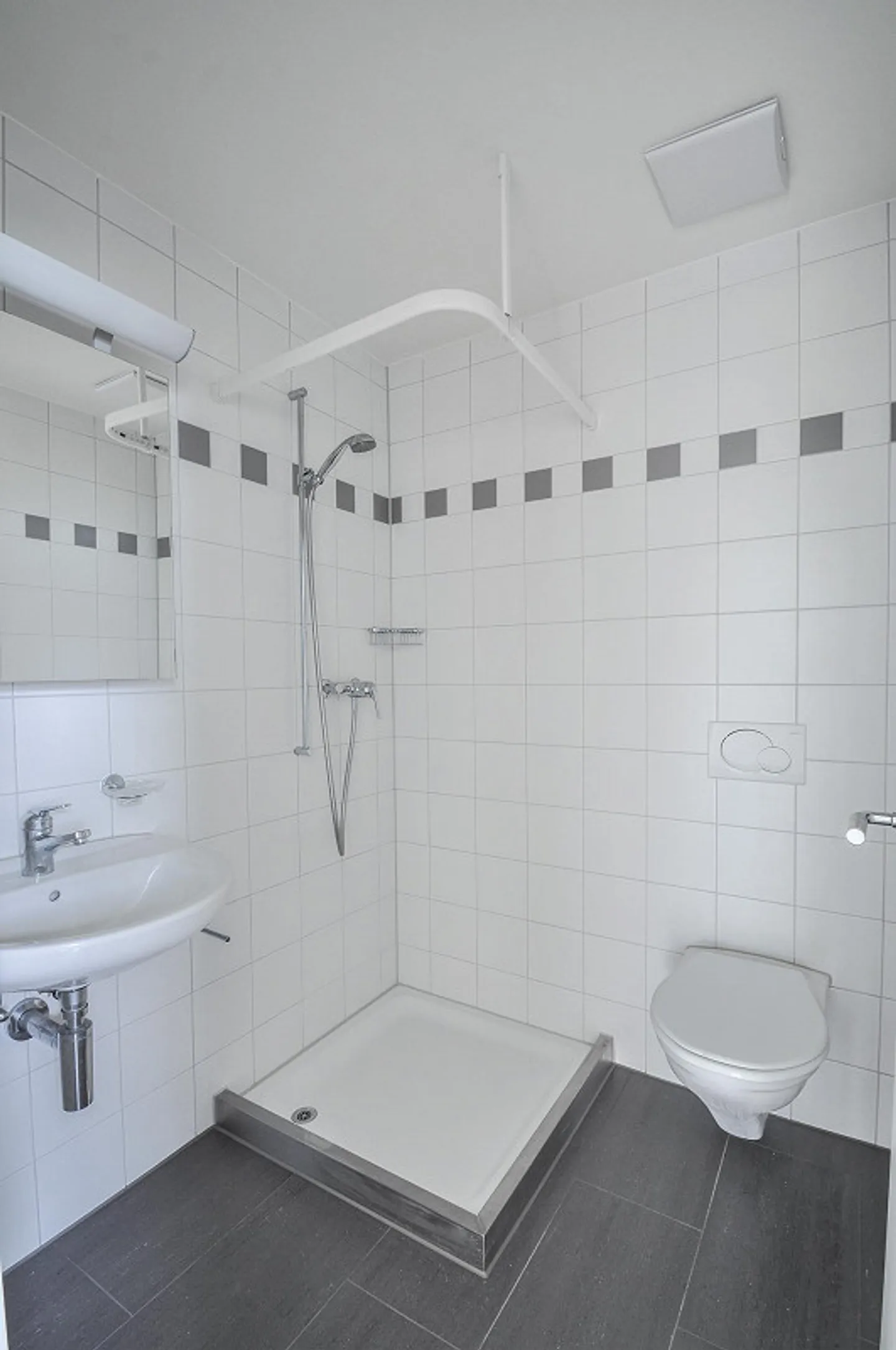 Appartement moderne de 4 pièces au rez-de-chaussée avec espace jardin - Photo 7 sur 12