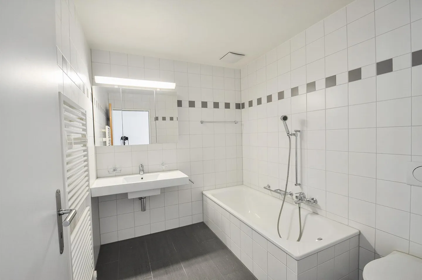 Appartement moderne de 4 pièces au rez-de-chaussée avec espace jardin - Photo 8 sur 12