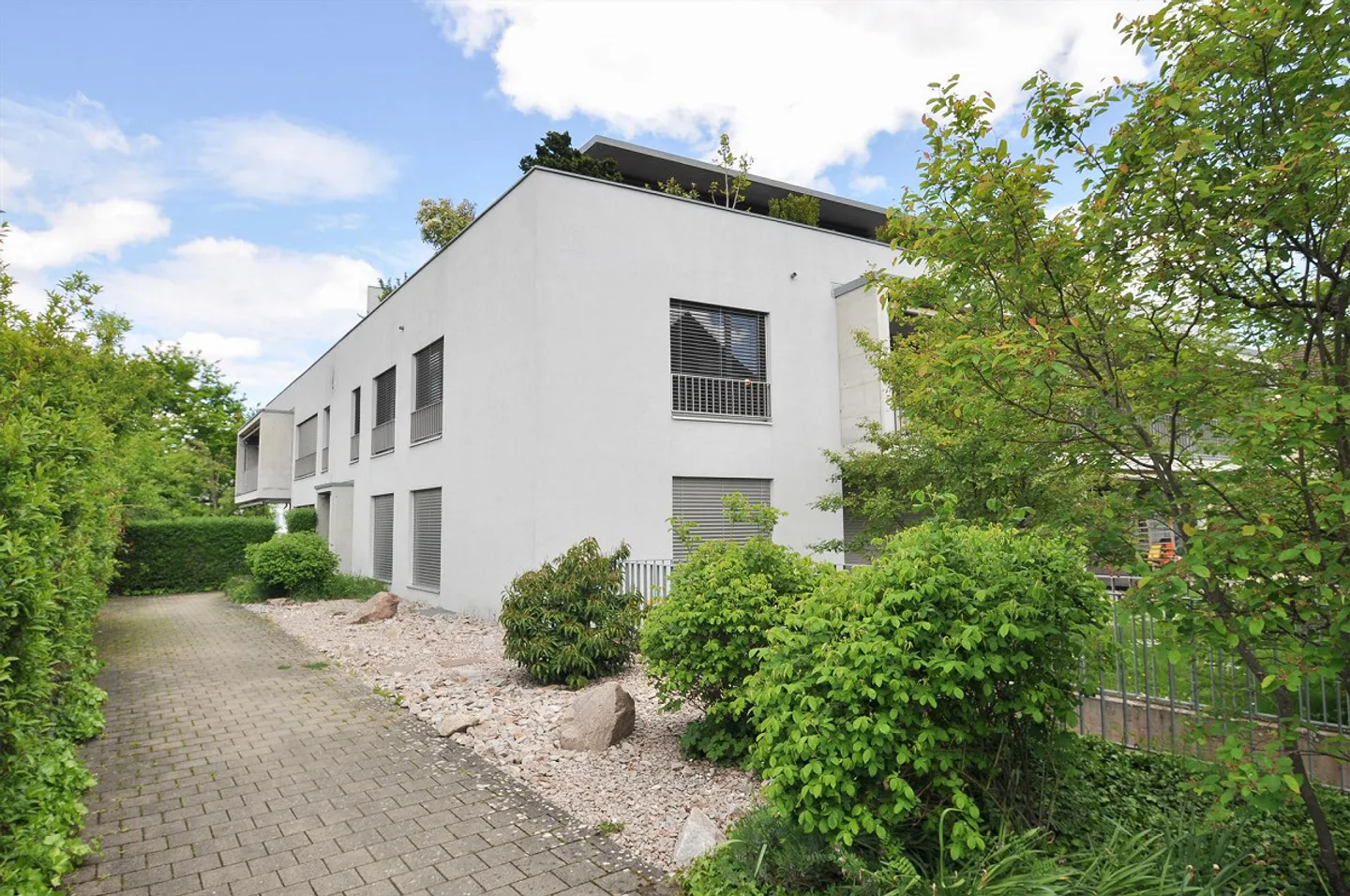 Appartement moderne de 4 pièces au rez-de-chaussée avec espace jardin - Photo 1 sur 12