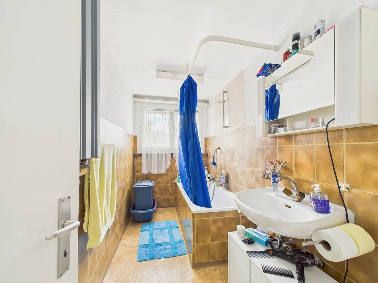 Zweifamilienhaus mit 3.5-Zimmer-Wohnung und Gewerbefläche (Kebab-Laden) im Erdgeschoss - Photo 6 of 13