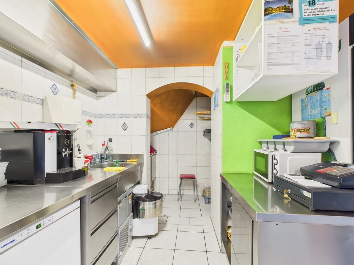 Zweifamilienhaus mit 3.5-Zimmer-Wohnung und Gewerbefläche (Kebab-Laden) im Erdgeschoss - Photo 8 of 13