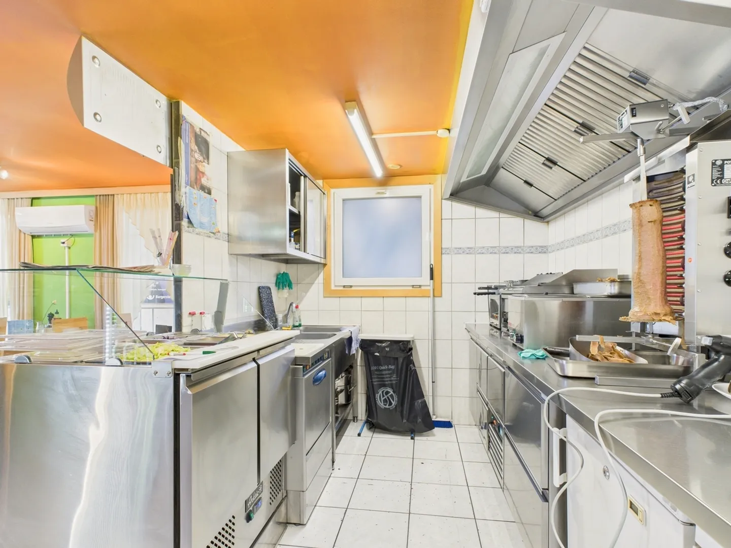 Zweifamilienhaus mit 3.5-Zimmer-Wohnung und Gewerbefläche (Kebab-Laden) im Erdgeschoss - Photo 9 of 13