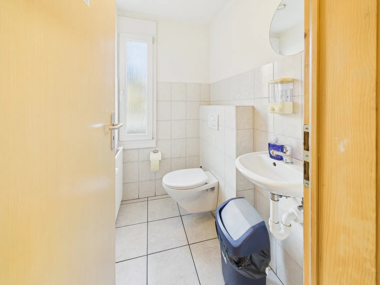 Zweifamilienhaus mit 3.5-Zimmer-Wohnung und Gewerbefläche (Kebab-Laden) im Erdgeschoss - Photo 11 of 13