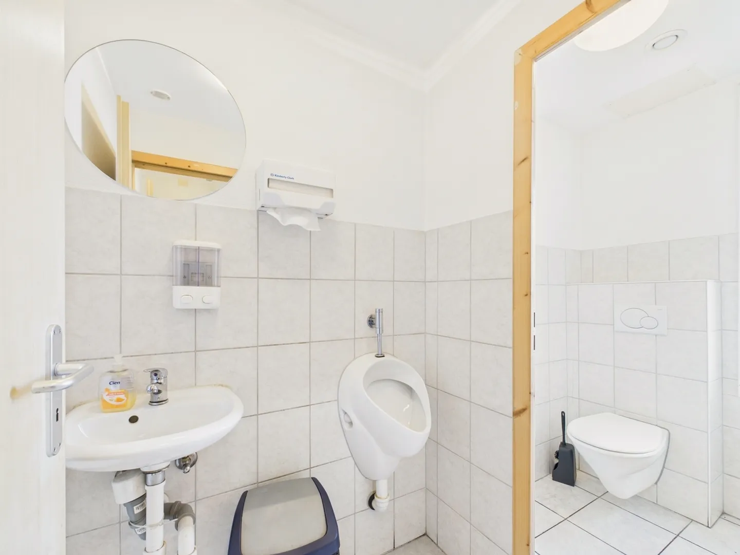 Zweifamilienhaus mit 3.5-Zimmer-Wohnung und Gewerbefläche (Kebab-Laden) im Erdgeschoss - Photo 12 of 13