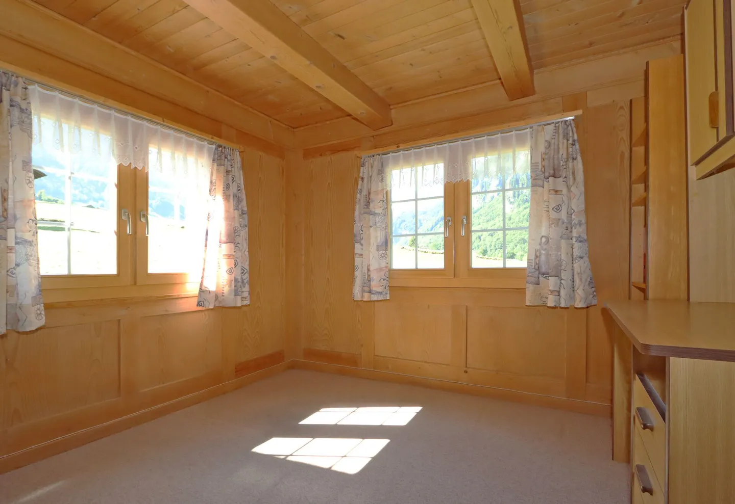 Oasis of Tranquility: Detached Family House in Natural Idyllic Setting - Photo 7 of 23