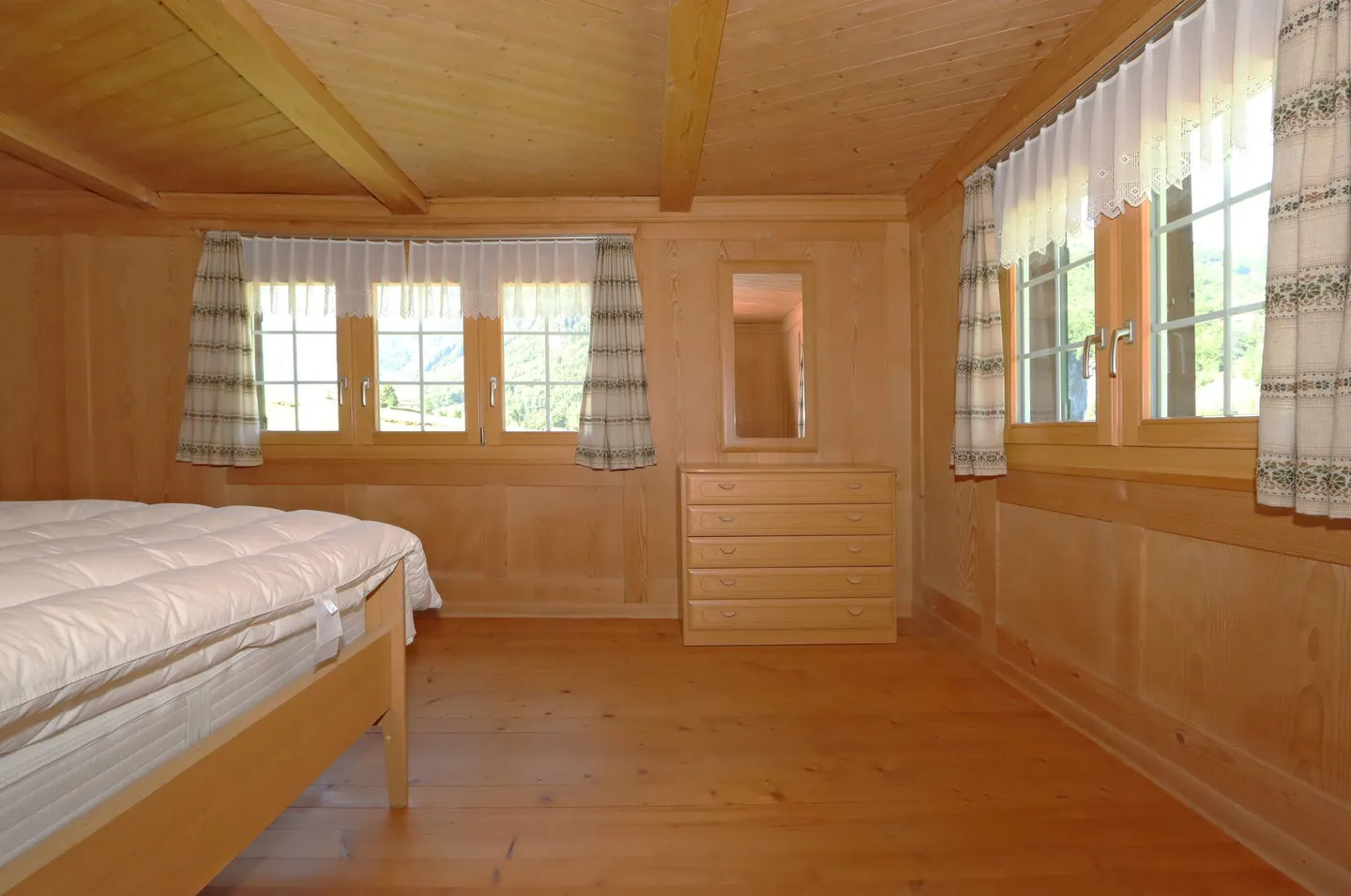 Oasis of Tranquility: Detached Family House in Natural Idyllic Setting - Photo 12 of 23