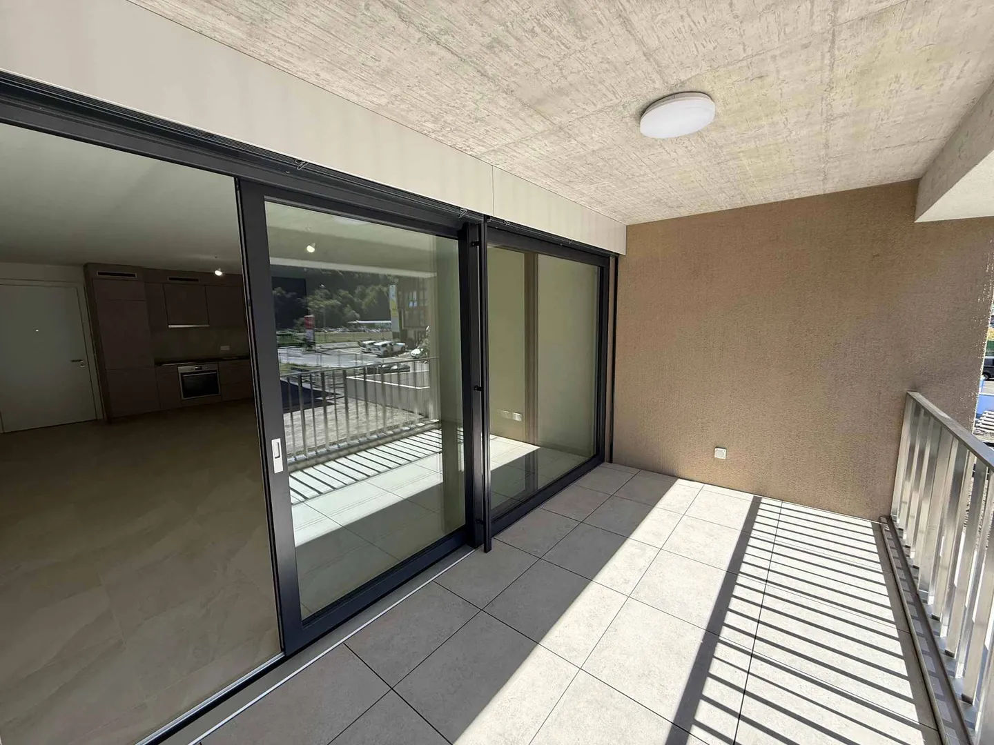Appartement moderne avec terrasse - Photo 2 sur 11