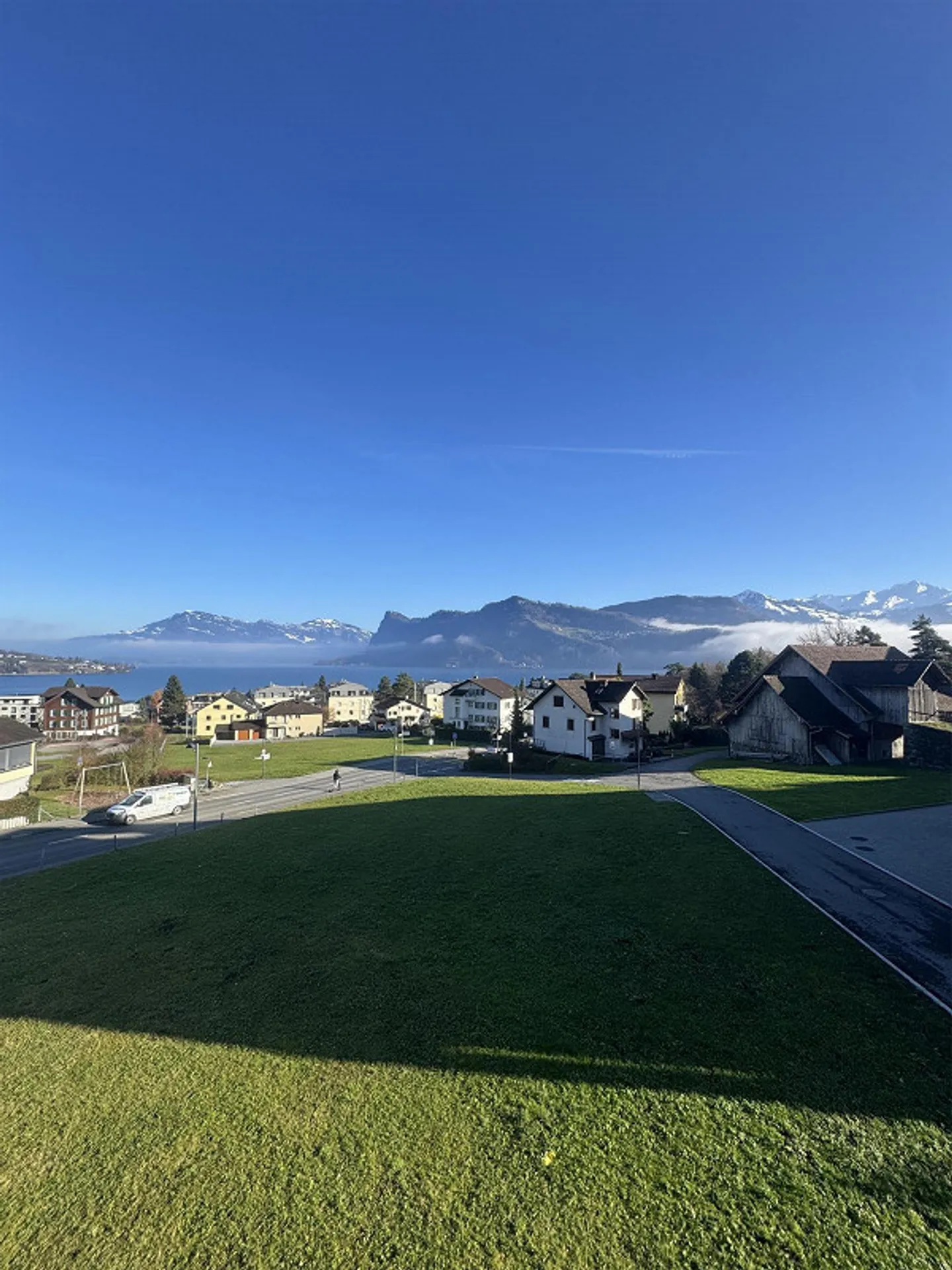 5-room apartment on the top floor with lake and mountain views - Photo 1 of 17