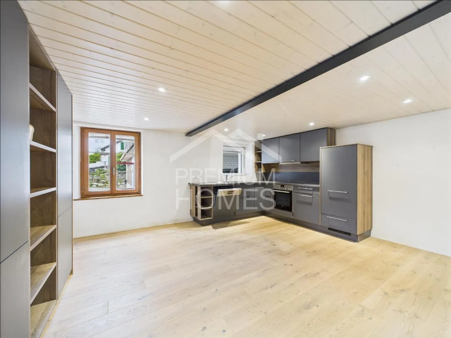Lumière, Espace et Tranquillité - Maison Bifamiliale avec Potentiel - Photo 4 sur 13