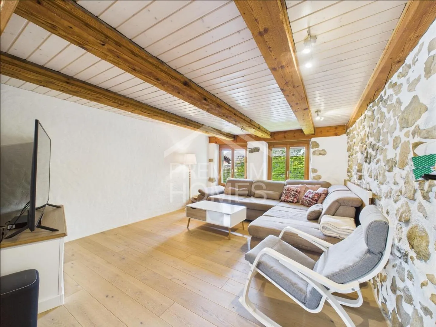 Lumière, Espace et Tranquillité - Maison Bifamiliale avec Potentiel - Photo 5 sur 13