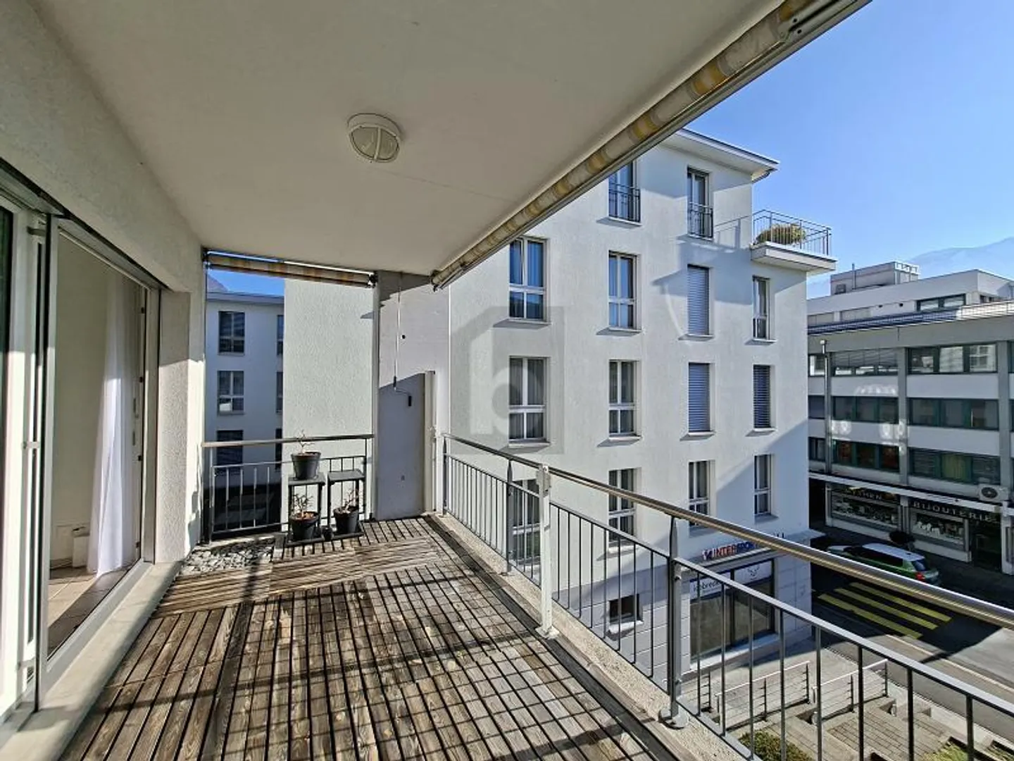 LIVE CENTRAL AND RELAXED! - Photo 5 of 6