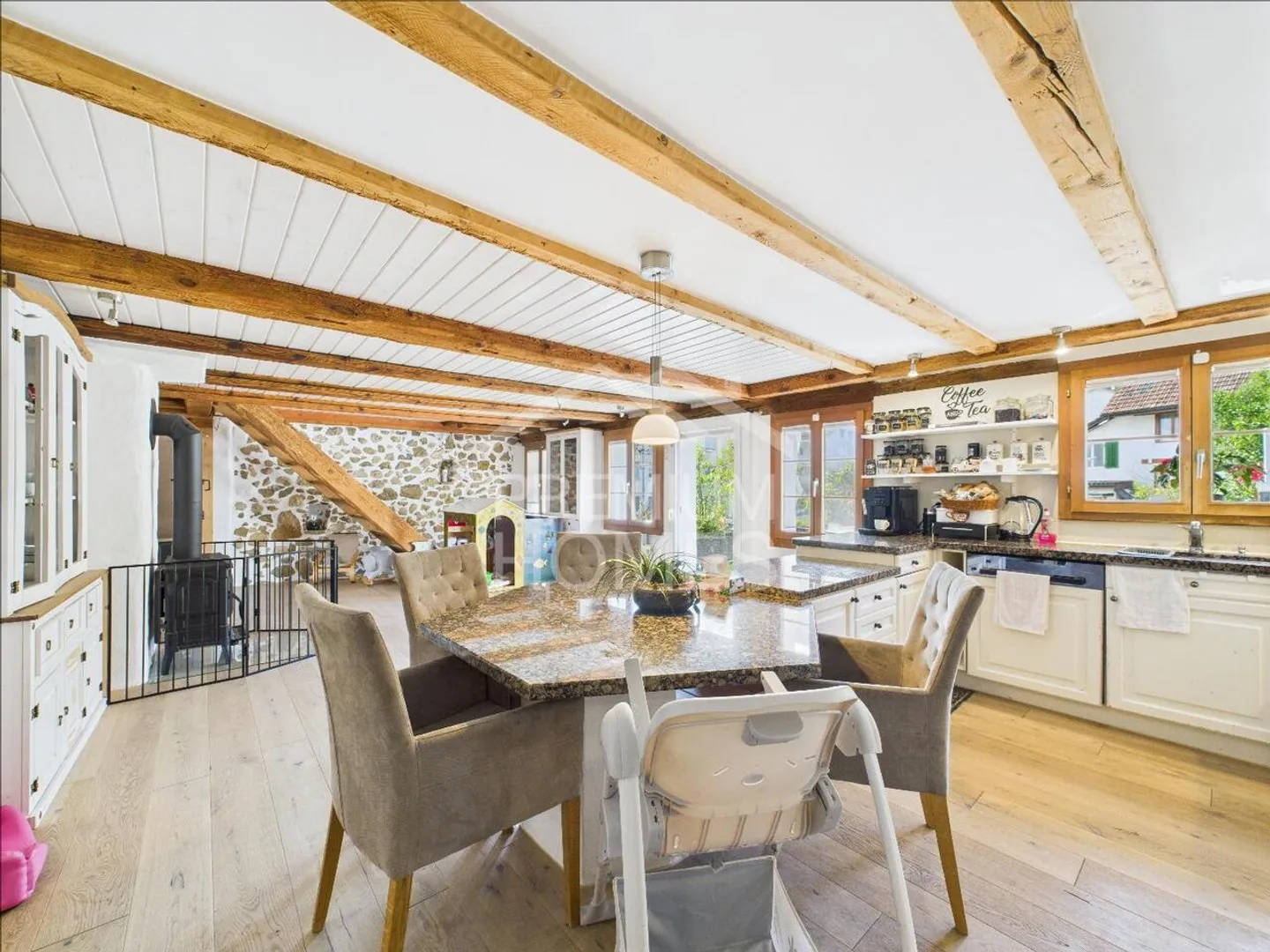 Lumière, Espace et Tranquillité - Maison Bifamiliale avec Potentiel - Photo 9 sur 13