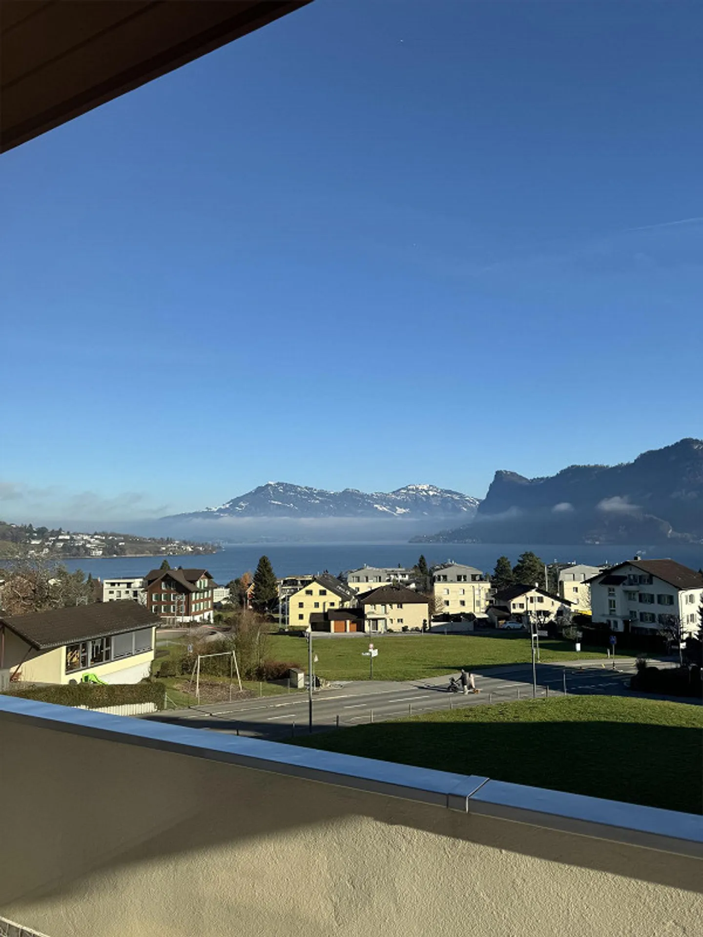 5-room apartment on the top floor with lake and mountain views - Photo 16 of 17