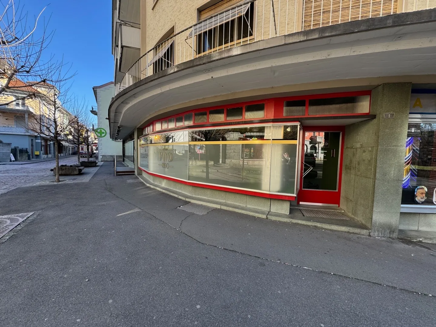 Mixed-use building for rent - Photo 2 of 7