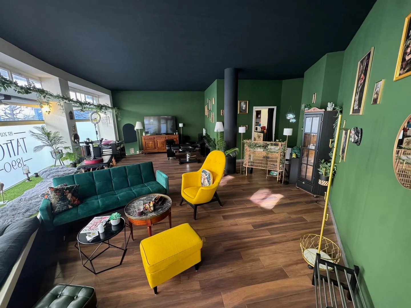 Mixed-use building for rent - Photo 4 of 7