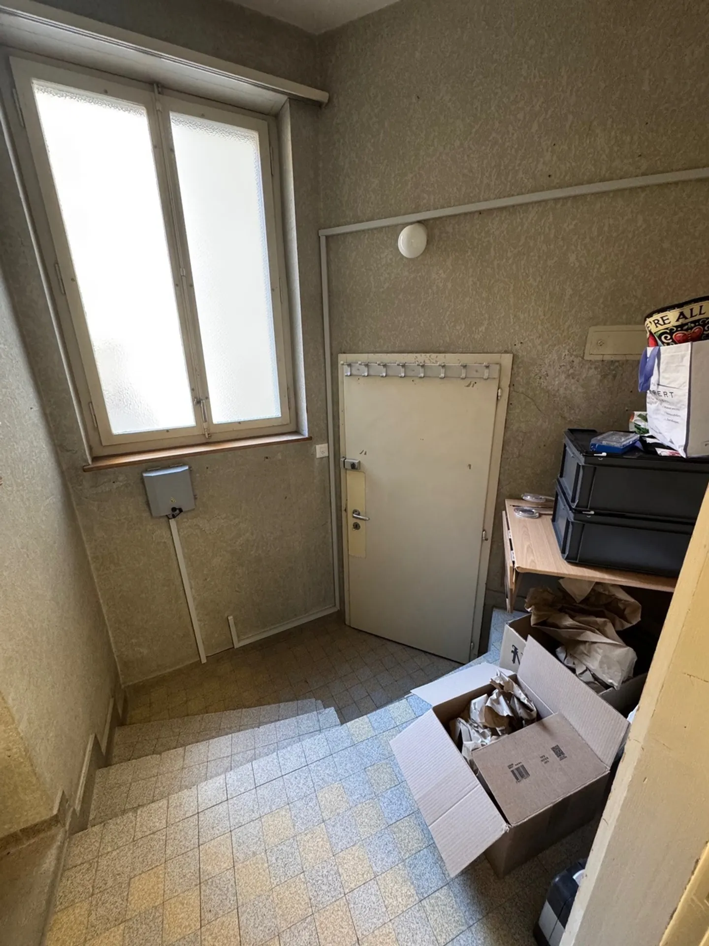 Mixed-use building for rent - Photo 6 of 7