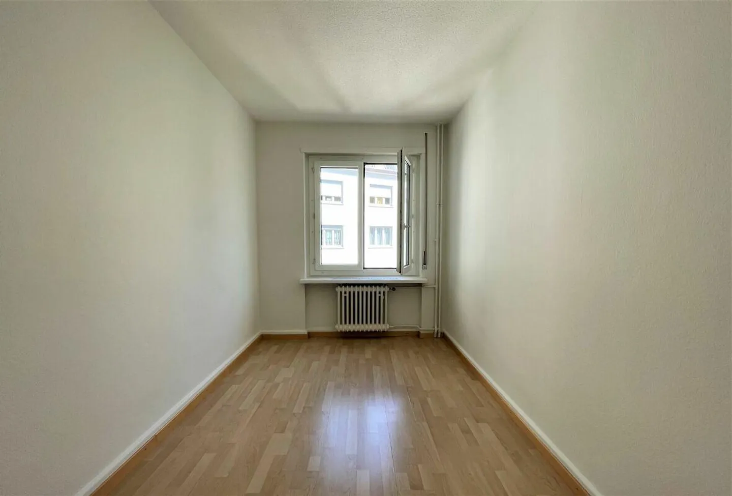 Appartamento in città a prezzi accessibili con cucina e bagno vintage, grandi finestre... - Foto 8 di 10