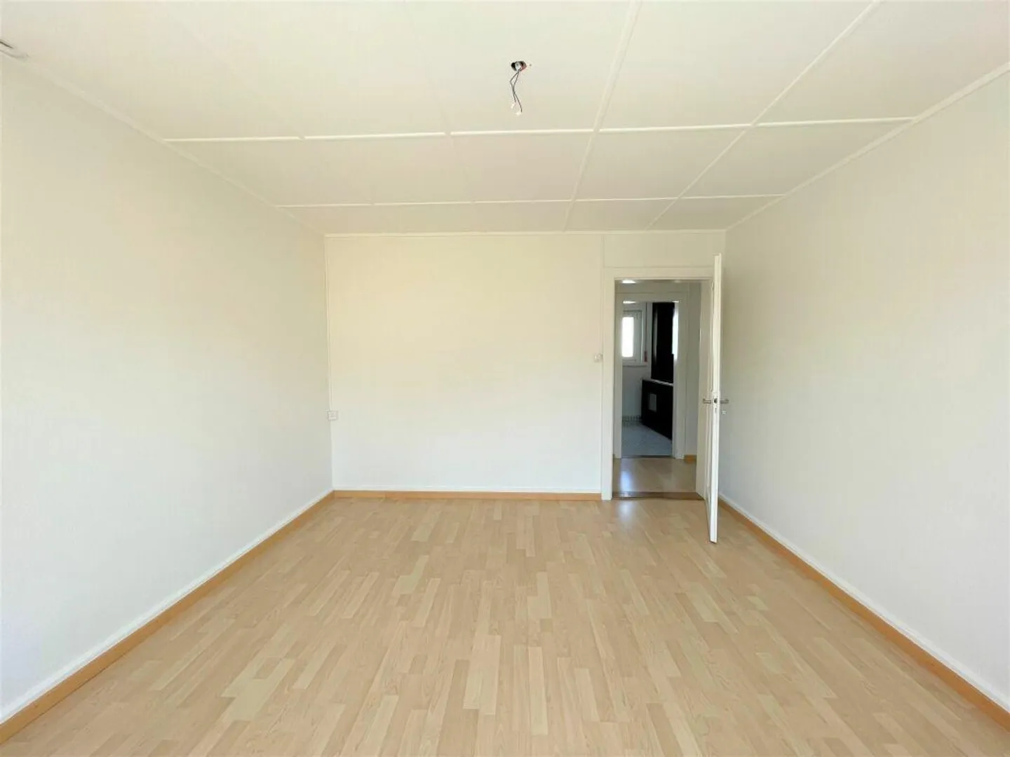 Appartamento in città a prezzi accessibili con cucina e bagno vintage, grandi finestre... - Foto 5 di 10