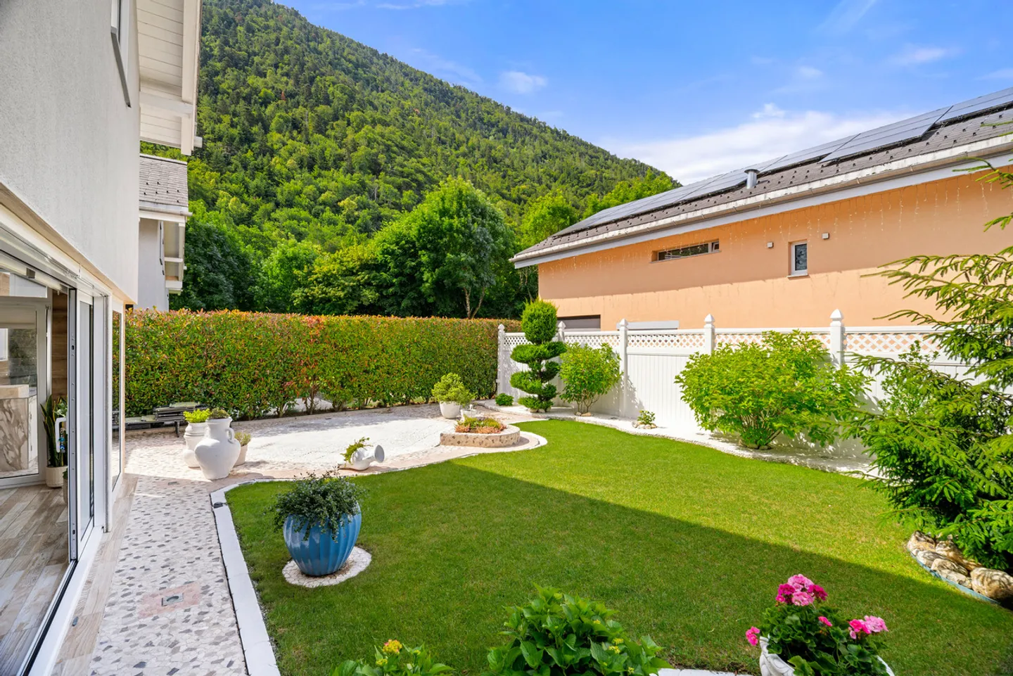 Villa mediterranea con giardino - Foto 2 di 13