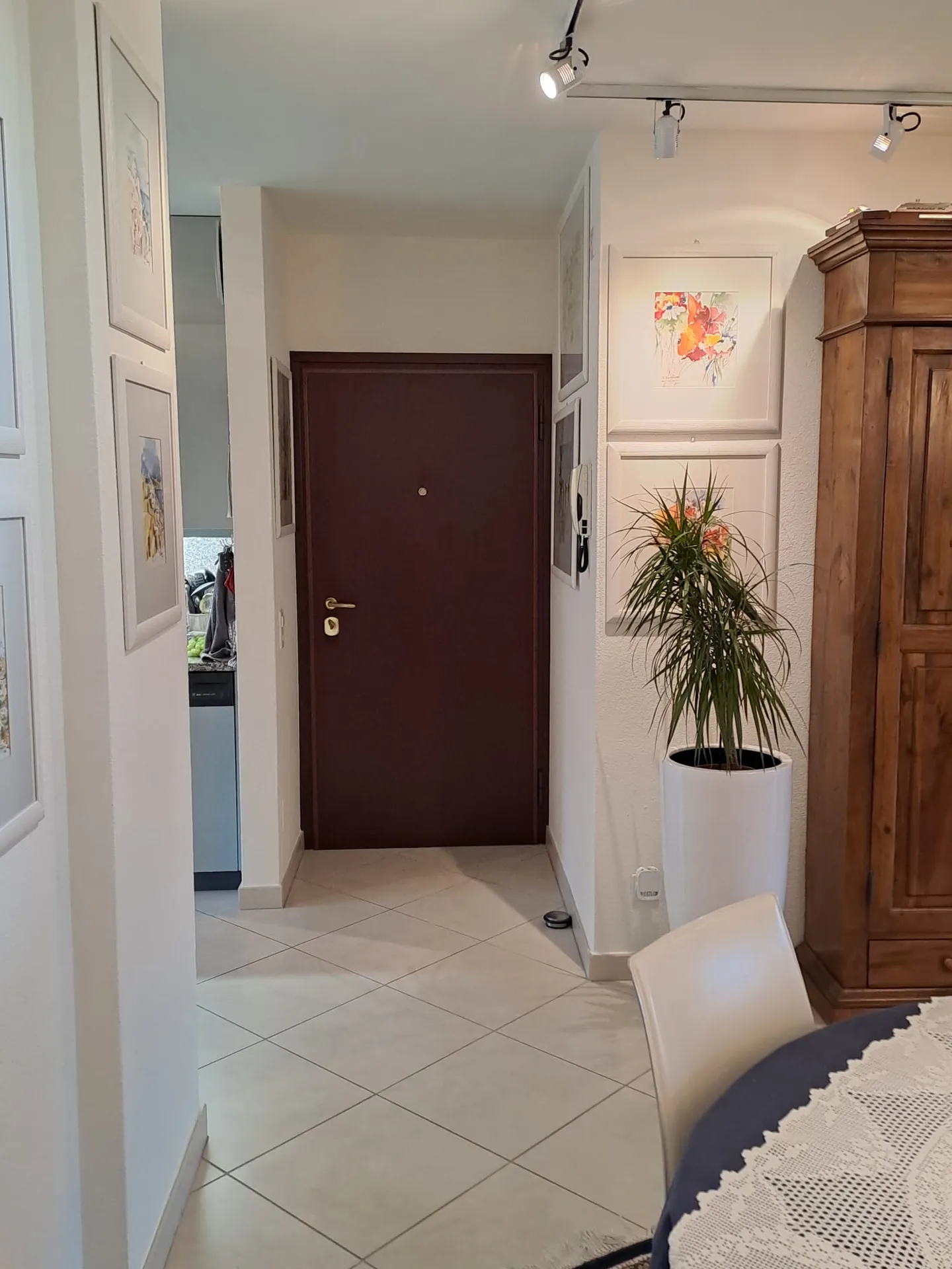 Attic apartment with 4.5 rooms and lake view in Caslano - Photo 10 of 12