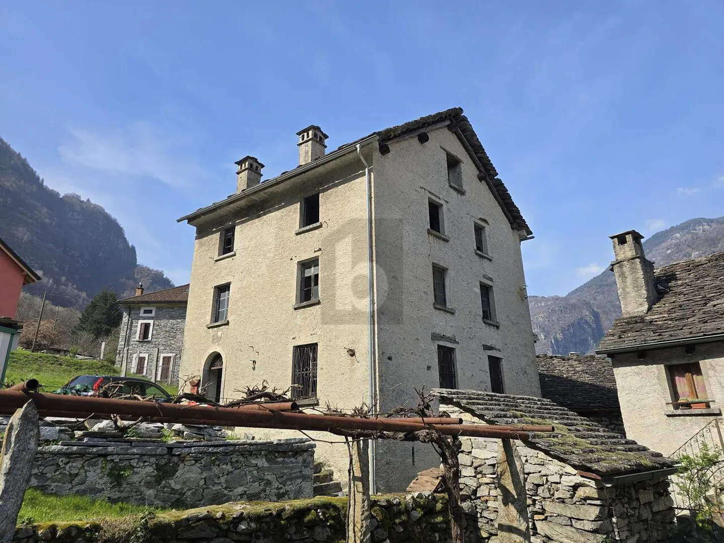 SPAZIOSO E SOLEGGIATO CON AMPIO TERRENO - Foto 2 di 6